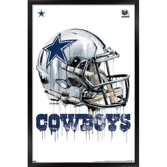 NFL Dallas Cowboys - Affiche Murale Drip Helmet 20 Présentant un Casque de football Argenté Orienté vers l'Avant avec un logo Étoile Bleu Marine et un Masque Facial Noir, Accentué d'Un Effet de Peinture Goutte à Goutte. l'Affiche Encadrée Comprend un Texte « Cowboys » Bleu Marine Vieilli Ci-Dessous sur Fond Blanc, Convient à la Déco Maison à Thème Sportif.