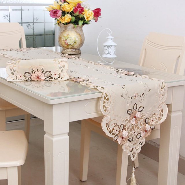 Mosiee Chemin de Table Brodé en Dentelle Florale Tissu Translucide Gaze Design Sculpté Nappe Style Rétro