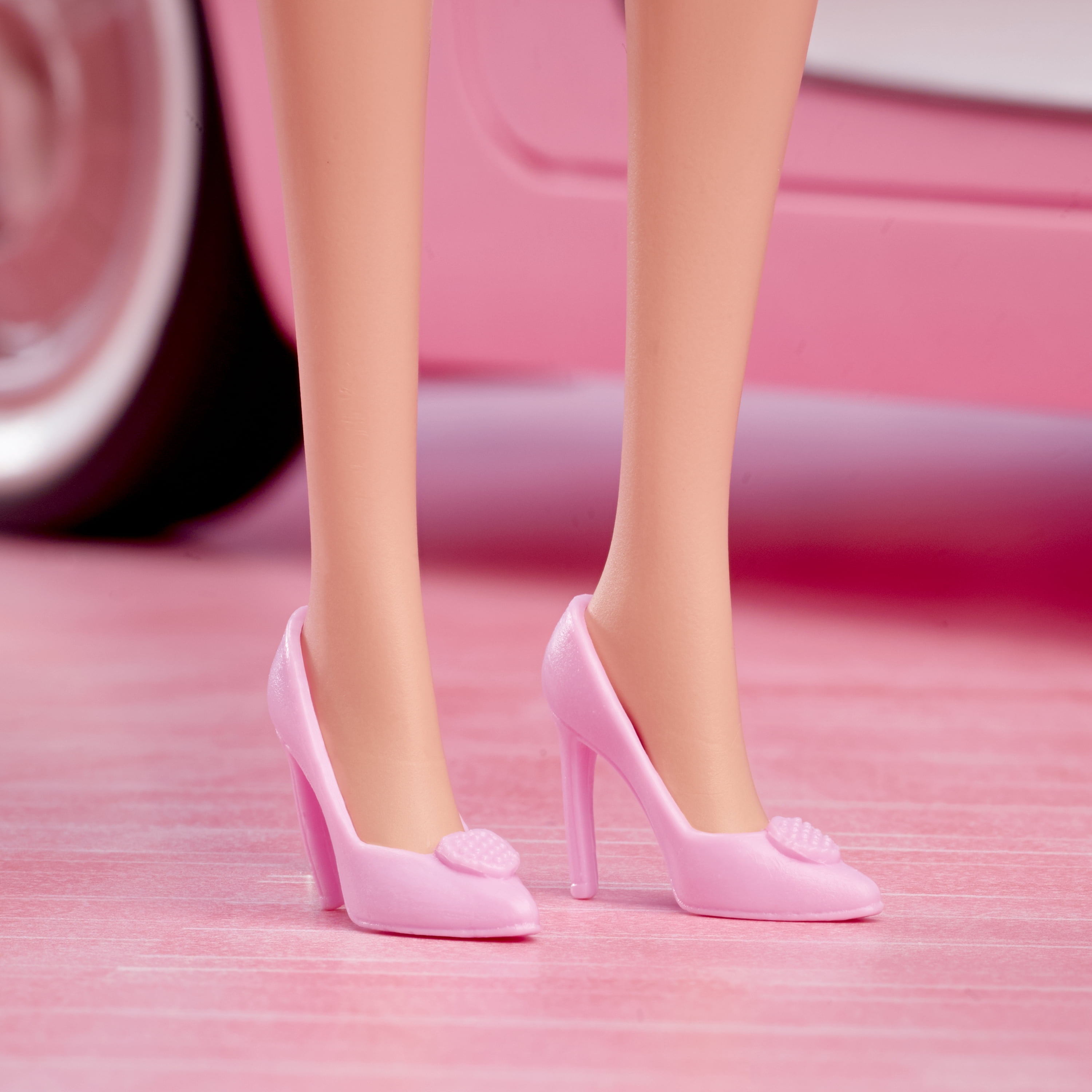 Barbie Poupée Barbie à collectionner inspirée du film Barbie avec Margot Robbie, avec une tenue composée d’un chemisier et d’un tutu roses, une coiffure emblématique et des bijoux assortis