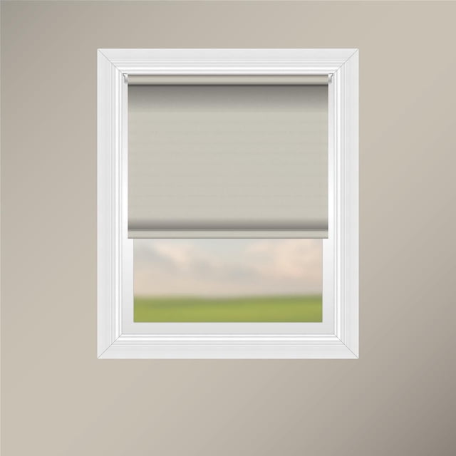 Off Cut Shades Store Enrouleur Occultant Uni en Acier Inoxydable – Brouillard Installé dans un Cadre de Fenêtre Blanc sur un Mur beige, Doté d'Un Tissu 100 % polyester Gris Pâle Lisse avec un Ourlet de Poche Cousu et un insert Lesté, Fonctionnement en Acier Inoxydable pour la Sécurité des Enfants, Idéal pour l'Intimité et le Contrôle de la Lumière dans les Salons et les Cuisines.