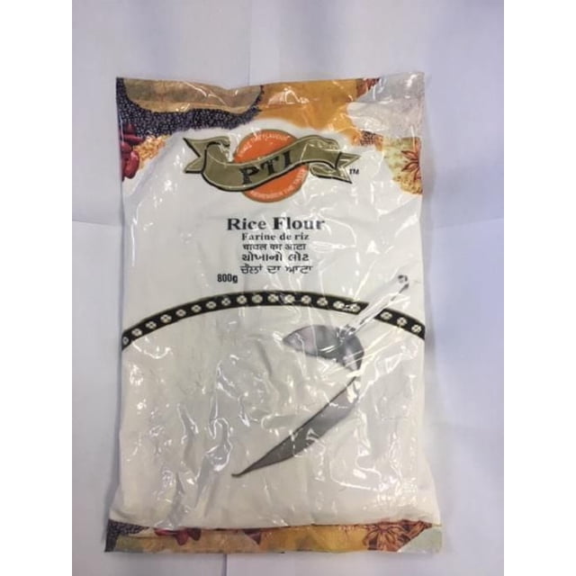 Farine de Riz par PTI dans un Sac en Plastique Blanc de 800 g avec Texte Multilingue, Présentant une Bordure Florale et une Cuillère Ramassant la Farine de Riz Finement Moulue, Couramment Utilisée comme Substitut à la Farine de Blé pour la Pâtisserie et la Cuisine Indiennes et Sud-Asiatiques.