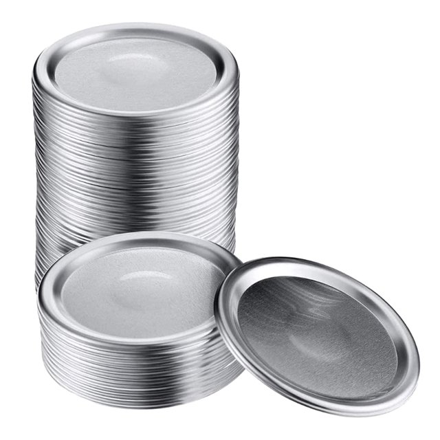 50 Pcs Couvercles de Mise en Conserve pour Pots Mason à Grand Ouverture de 86 mm en Argent, avec Conception à Fente et Anneaux d'Étanchéité en silicone pour un Rangement Étanche et Hermétique. Faits de Fer-Blanc durable, Ces Couvercles Réutilisables Ne Rouillent Pas et Conviennent aux Réfrigérateurs, Lave-Vaisselle et Micro-Ondes. Idéal pour Conserver les Aliments, Entreposer des Produits Secs, des Épices et des Boissons. l'Emballage Comprend 50 Couvercles, Chacun Mesurant 3,38 Pouces (8,6 cm) de Diamètre.