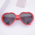 thumbnail image 4 of Lunettes de Soleil pour Femmes Design Mignon Adorable Rétro en Forme de Cœur pour Voyager, 4 of 10