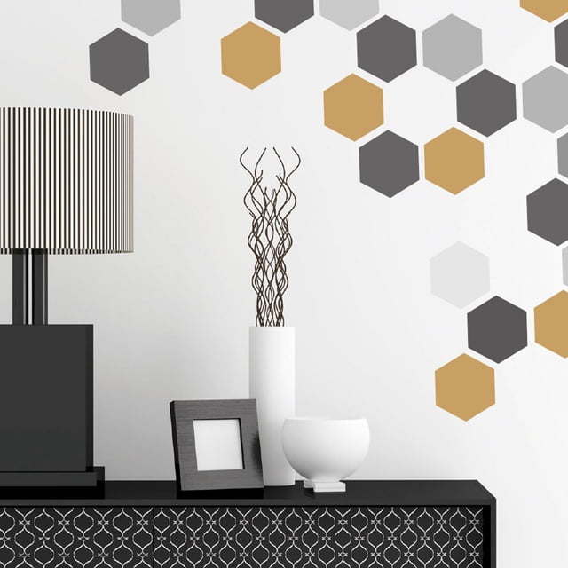 Truu Design Autocollants Muraux Hexagonaux Décoratifs Auto-Adhésifs en Formes Géométriques Multicolores Disposés sur un Mur Blanc au-Dessus d'Une table console Noire avec une Lampe à Rayures, vase Blanc avec Brindilles Décoratives, Petit Bol Blanc et Cadre photo Noir, Convenant à la Déco Maison Moderne et à une application Facile à Peler et à Coller.