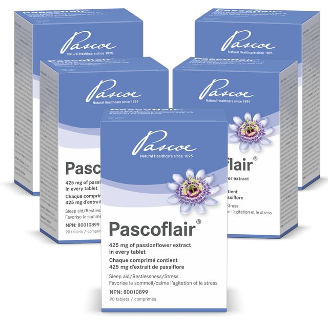 Pascoe - Pascoflair – Aide au Sommeil à Base d'Herbes - 425 Mg d'Extrait de Passiflore par Comprimé - 90 Comprimés - Multipack de 5 Vue Orientée vers l'Avant d'Un Multipack de Cinq Paquets au Détail avec Étiquetage du Produit visible; Aide au Sommeil à Base d'Herbes avec 425 Mg d'Extrait de Passiflore par Comprimé, Traditionnellement Utilisée pour Calmer l'Esprit et Soutenir le Sommeil; Souvent Utilisée pour Soutenir la relaxation Ou les routines