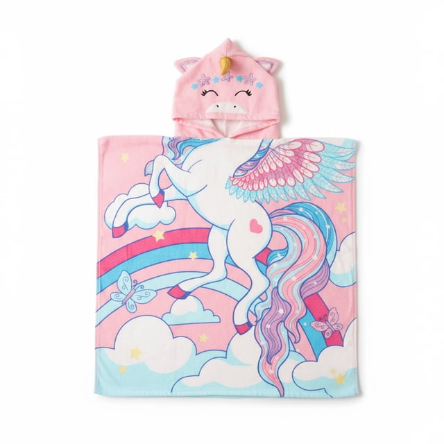 Mainstays Serviette de Plage à Capuchon, Unicorn, 1 Pce, 24 Pouces x 48 Pouces avec Capuchon Rose Mettant en Vedette un Visage Unicorn Brodé, une Corne Dorée et des Étoiles. la Serviette Met en Valeur un Unicorn Blanc avec des Ailes Roses et Bleues, une Queue Arc-en-Ciel et un Détail en Forme de Cœur sur un Fond Rose pastel avec des Nuages, des Arcs-en-Ciel, des Étoiles et des Papillons. Fabriquée en Éponge de Coton Douce et Absorbante, Format pour Enfants, Convient pour la Plage, la Piscine Ou le Bain