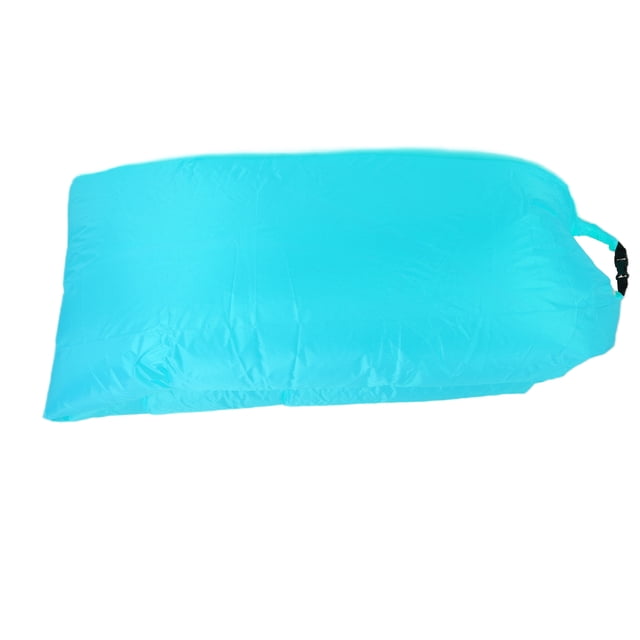 Matelas Pneumatique Pliable Lit de Couchage Gonflable Portable pour Camping, Natation et Fête en Plein Air. Fabriqué en polyester Léger, Résistant aux Déchirures et Imperméable, de Couleur Bleue. Présente un design compact, Aucune Pompe à Air Requise, et Comprend un Sac de Rangement pour un transport Facile. Souvent Appelé sofa Gonflable, Idéal pour le Camping, la Plage, le Bord de la Piscine et les Fêtes en Plein Air.