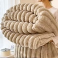 thumbnail image 4 of Couverture Raschel Douce et Épaisse à Double Couche, un Incontournable pour Se Réchauffer en Hiver, Convient aux Lits, aux Sofas et à d'Autres Scènes, Offrant un Confort Ultime, 4 of 6