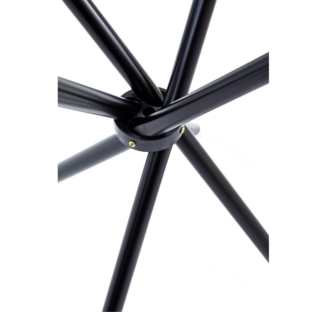 Table de salle à manger Eternity avec un plateau en verre trempé durable et des pieds élégants en métal noir mat – une pièce maîtresse moderne et élégante pour les espaces de salle à manger contempora