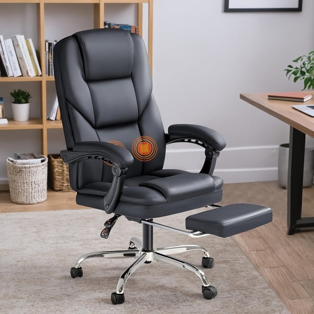 Homall Chaise de Bureau à Hauteur Réglable avec Massage, Chaise d'Ordinateur Inclinable Ergonomique en Cuir Noire. la Chaise Présente un Dossier Haut avec Accoudoirs Rembourrés, une Fonction d'Inclinaison et un Repose-Pieds Extensible pour un Confort Accru. Elle Comprend une Fonction de Massage Intégrée avec vibration et Chaleur pour Soulager la fatigue Musculaire. la Chaise Est Rembourrée en Cuir durable et Respirant et Dispose d'Un Cadre Métallique stable avec des Roulettes à Roulement Fluide pour une Mobilité Facile. Présentée dans un Cadre de Bureau Moderne avec un Bureau en Bois et une Bibliothèque en Arrière-Plan.
