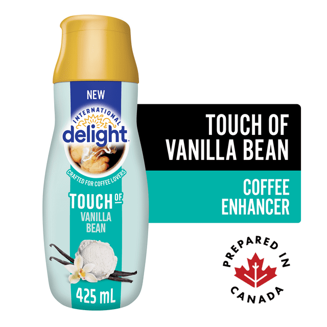 International Delight Touch of Vanilla Bean Bouteille de Crème à Café Non Laitière 425 ml avec Bouchon Jaune et Étiquette Bleu Pâle Présentant des Capsules de Gousse de Vanille et une Fleur, Conçue comme Rehausseur de Café et Préparée au Canada.