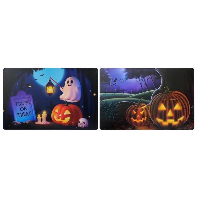 Napperon Réversible Pp Jack-O'-Lantern - Ensemble de 12 Montrant Deux Napperons en Polypropylène Réversibles avec des Motifs d'Halloween. un Côté Présente un Fantôme Tenant une Lanterne au-Dessus d'Une Citrouille Sculptée à Côté de Bougies et une Pierre Tombale « Trick or Treat » sous une Pleine Lune. l'Autre Côté Présente Deux jack-o'-lanterns Lumineux Près d'Un Arbre avec un Ciel Nocturne Violet et une Clôture. Chaque Napperon Mesure 10,75 par 16,75 Pouces, Convient à la Décoration