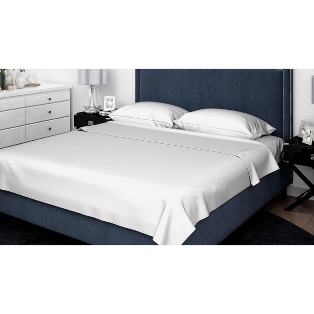 Johnson Home - Ensembles de Draps en Coton Peigné 300 TC pour Lit Très Grand avec Tête de Lit Rembourrée Bleu Marine et Garniture de Clous Argentés. les Draps en Coton Blancs et Respirants avec 300 Fils au Pouce Carré Sont Bien Répartis avec Deux Oreillers Assortis. la Chambre Comprend une Commode Blanche et une Table de Nuit Noire avec une Lampe en Verre, Mettant en Valeur un Confort Toutes Saisons et un style de Chambre Moderne.