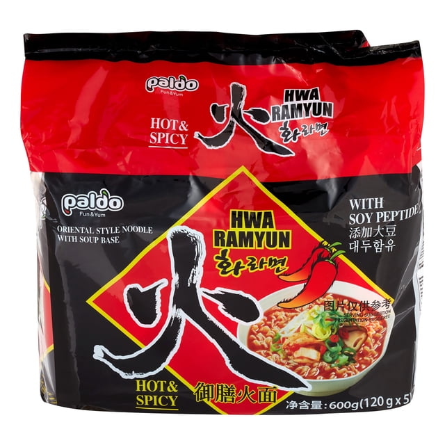 PALDO HWA RAMYUN (HALAL) au Centre, Photo de Paquet Orientée vers l'Avant de PALDO RAMYUN Instantané; Étiquette Certifiée HALAL visible, Emballage Rouge et Blanc avec illustration de Bol, Repas Authentique de Nouilles Instantanées Convenant comme Soupe Chaude Rapide pour le Voyage.