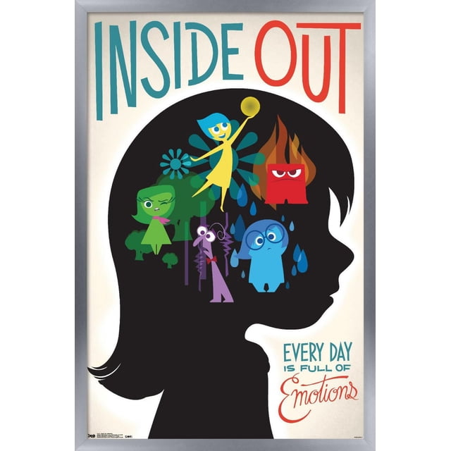 Disney Pixar Inside Out - Affiche Murale d'Émotions, 14,725 Pouces x 22,375 Pouces, art Mural Encadré Présentant une silhouette Noire de la Tête d'Un Enfant Remplie de Personnages Colorés Représentant les Émotions : Joie Jaune Tenant une Orbe Lumineuse, Colère Rouge avec des Flammes, Dégoût Vert, Peur Violette et Tristesse Bleue avec des Gouttes de Pluie, sur un Fond Blanc avec « Inside Out' en Texte Sarcelle et Rouge au-Dessus et « Chaque Jour Est Plein d'Émotions » en