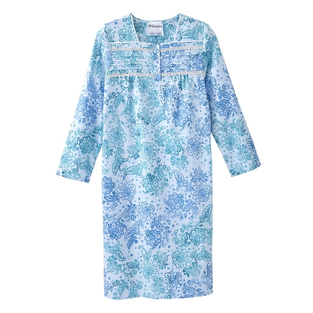Robe d'Hôpital en Flanelle 100 % Coton à Dos Ouvert pour Femmes avec Boutons-Pression, Motif floral Bleu Pâle. La Robe à Empiècement Style Smoking avec Quatre Boutons Fonctionnels et Manches raglan. Elle Offre un Chevauchement Complet du Dos avec Deux Boutons-Pression à Chaque Épaule pour un Enfilage Facile et le Confort, Conçue pour Éviter les points de Pression. Fabriquée en Tissu Flanellette Doux, Idéale pour Se Détendre Ou Dormir.