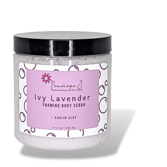 Gommage Corporel Moussant Ivy Lavande + Argile de Kaolin par Penelope J., Présenté dans un Pot Transparent avec un Couvercle Noir et une Étiquette Lavande avec des accents Floraux. Ce Gommage Corporel Exfoliant Offre une Détoxification Douce et Est Idéal pour la Peau Sensible, avec un Arôme floral Réconfortant, Parfait pour les routines de Soins du Corps.