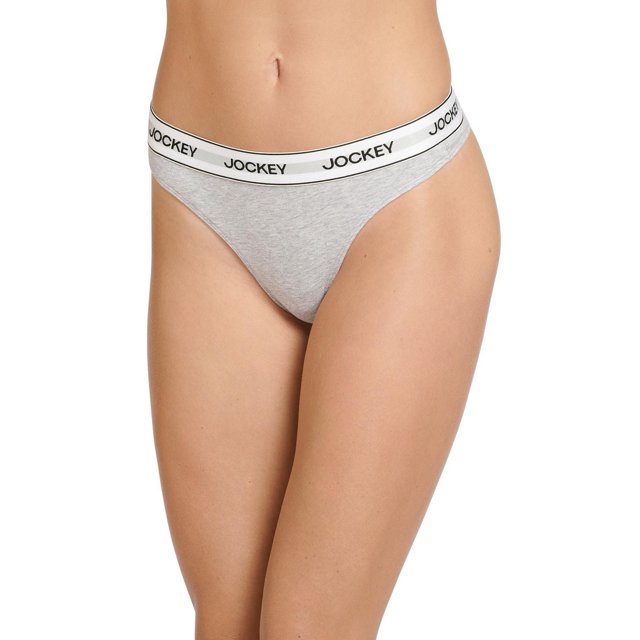 Jockey® Essentials String pour Femmes en Coton Extensible Gris Pâle avec Taille Élastique Blanche Présentant les logos Jockey Noirs, Coupe Mi-Haute avec Couverture Échancrée, Fait d'Un Mélange Respirant Coton-Spandex, Montré sur un Modèle de la Taille au Haut des Cuisses sur Fond Blanc, Idéal pour le Confort Quotidien et un Port Discret.