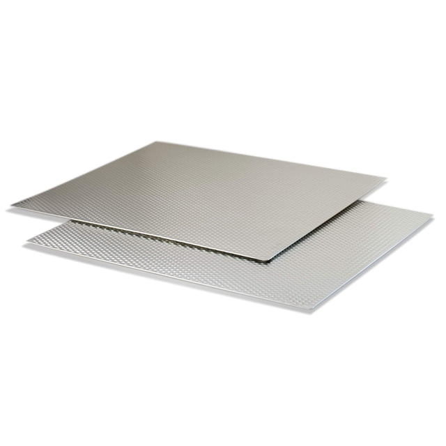 Tapis Protecteur de Comptoir/table Range Kleen Argenté, 17 x 20 Pouces, Lot de 2. Cet Ensemble Comprend Deux Tapis Résistants à la Chaleur avec un Motif Argenté Élégant et un Dessous en Caoutchouc pour la protection de surface. Idéal pour une Utilisation sous des Appareils comme les Cafetières, les Casseroles et les Casseroles Insta, Ou comme extension d'Espace de Travail pour Casseroles et Poêles Chaudes. Conçu pour Protéger les Comptoirs et les tables contre les Dommages Causés par la Chaleur.