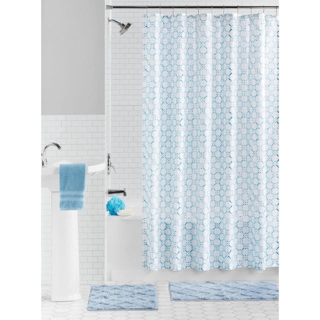 Mainstays Ensemble d'Accessoires de Bain 15 Pcs Rylee Diamond, Bleu/blanc avec Rideau de Douche en Tissu 100 % polyester Mettant en Vedette des Motifs de Losanges Bleus et Blancs sur une Tige Noire dans une Salle de Bain Carrelée Blanche, Complété par Deux Tapis de Bain Bleus Doux sur un Plancher de Carreaux Hexagonaux Blancs et une Serviette Bleue Assortie sur un Lavabo Piédestal Blanc, Idéal pour Coordonner la Déco de Salle de Bain Principale Ou d'Invités.