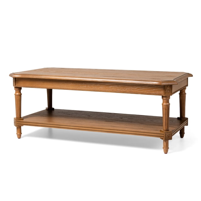 Maven Lane Pullman Table Basse Rectangulaire Traditionnelle en Bois avec Fini Naturel Vieilli. Cette Table de 48 x 24 x 18,25 Pouces Présente un design à Deux Niveaux avec une surface à grain de Bois Lisse, des Coins Écourtés, des Bords Arrondis, des Pieds à Anches et des Détails en Corde Sculptée. l'Étagère Inférieure Offre un Espace de Rangement Supplémentaire pour Bacs Ou Boîtes. Fabriquée en Bois Massif, en Bois d'Ingénierie et en Placage de Chêne Massif, Elle Met en Valeur un Savoir-Faire Soigné Fait à la Main