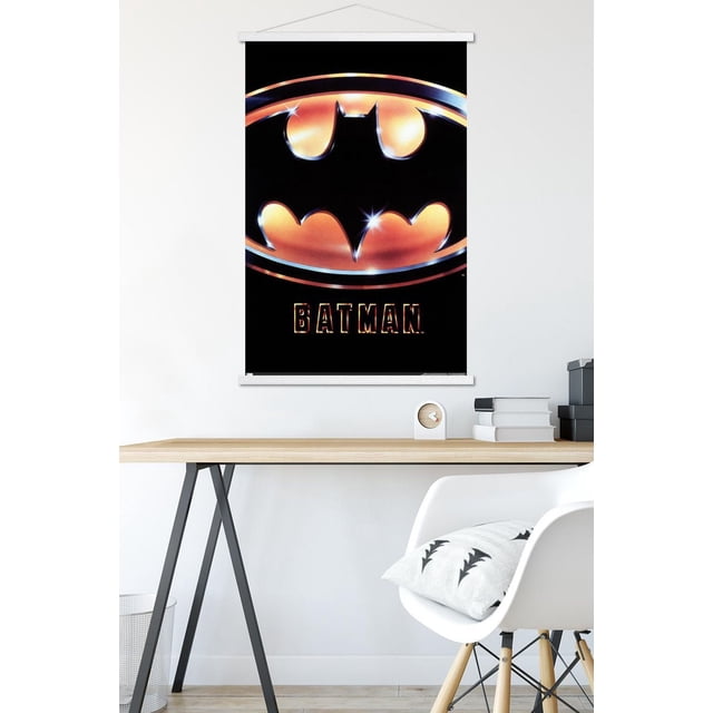 DC Comics Film Batman (1989) - Affiche Murale à Logo sur une Feuille, 22,375 Pouces x 34 Pouces, Montrant la silhouette de la Chauve-Souris Noire sur un Ovale orange Lumineux avec Texte Batman Métallique en Dessous, Imprimée sur Papier Lustré, Convient pour Décorer des Chambres, des Bureaux Ou des Dortoirs.