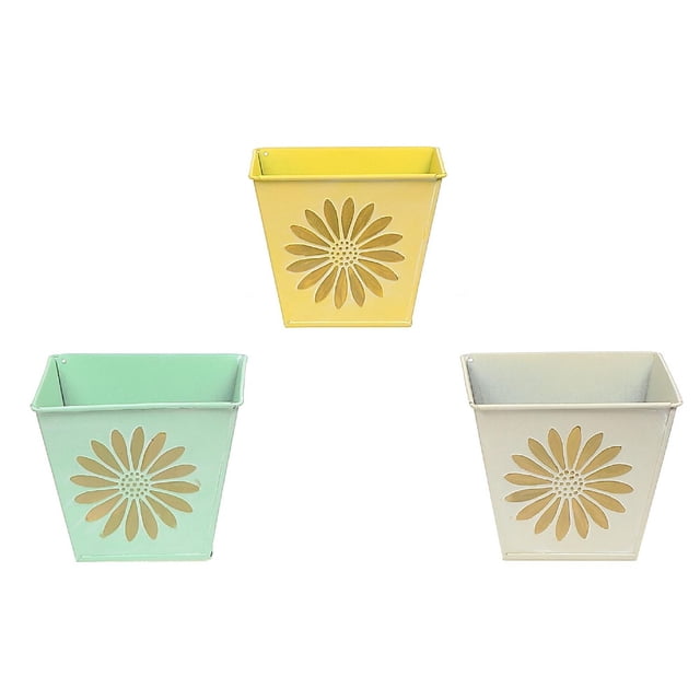 IH Casa Decor Jardinière Carrée en Métal à Marguerites Embossées Asstd - Ensemble de 3 avec Trois Jardinières Carrées en Métal en Jaune pastel, Vert Menthe et Crème, Chacune avec un Motif de Marguerites Embossées, Mesurant 5,25 par 5,25 par 4,35 Pouces, Idéal pour la Décoration de Jardin Ou de Plantes d'Intérieur et Adapté au Rangement Décoratif.