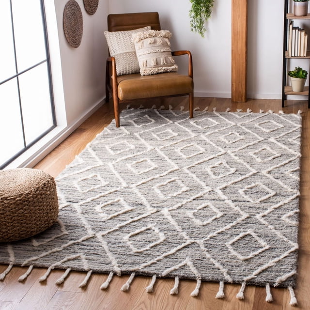 SAFAVIEH Casablanca Tapis Shag à Clous Géométriques en Losanges avec Laine Peluche Grise de Nouvelle-Zélande, Motifs Géométriques en Losanges Blancs et Bords à Franges, Posé sur un Plancher de Bois Franc Clair, à Côté d'Un Fauteuil en Cuir Brun avec Coussins Texturés Crème et un pouf Tissé, Idéal pour Ajouter Chaleur et texture aux Espaces de Vie.