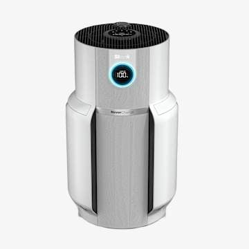 Shark NeverchangeTM Purificateur d'Air MAX au design Cylindrique Épuré avec Fini Blanc et Argent. Doté d'Un Affichage Numérique à l'Avant Indiquant les Niveaux de Qualité de l'Air. Conçu pour la purification de l'Air à l'Intérieur, Couvrant jusqu'à 1400 Pi2. Comprend une Technologie Neutralisante d'Odeurs pour un Parfum Frais et un Filtre HEPA Qui Capte 99,98 % des Particules. le Système de filtration NeverchangeTM Élimine le Besoin de Remplacements de Filtres pour jusqu'à 5 Ans, Économisez 300 $ Ou Plus. Idéal