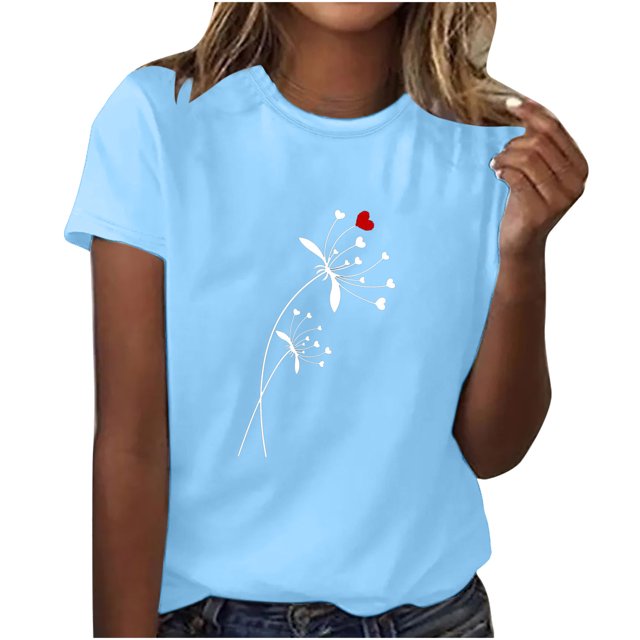 Yievot Chemises pour Femmes Mode Manches Courtes Col Rond Impression de la Saint-Valentin Chandail Décontracté T-Shirt Hauts Chemise en Bleu Pâle. le T-Shirt Présente un Col Rond, des Manches Courtes et un Imprimé Stylé sur le Thème de la Saint-Valentin avec des Motifs Floraux Blancs et un accent de Cœur Rouge. Fabriqué à Partir d'Une Fibre de polyester Légère, Il Est Doux, Respirant et Confortable pour le Port Quotidien. Convient aux occasions Décontractées, aux Rendez-Vous, aux Fêtes Ou au Travail, et s'Agence Bien avec des jeans Ou des leggings. Montré en Taille TG.