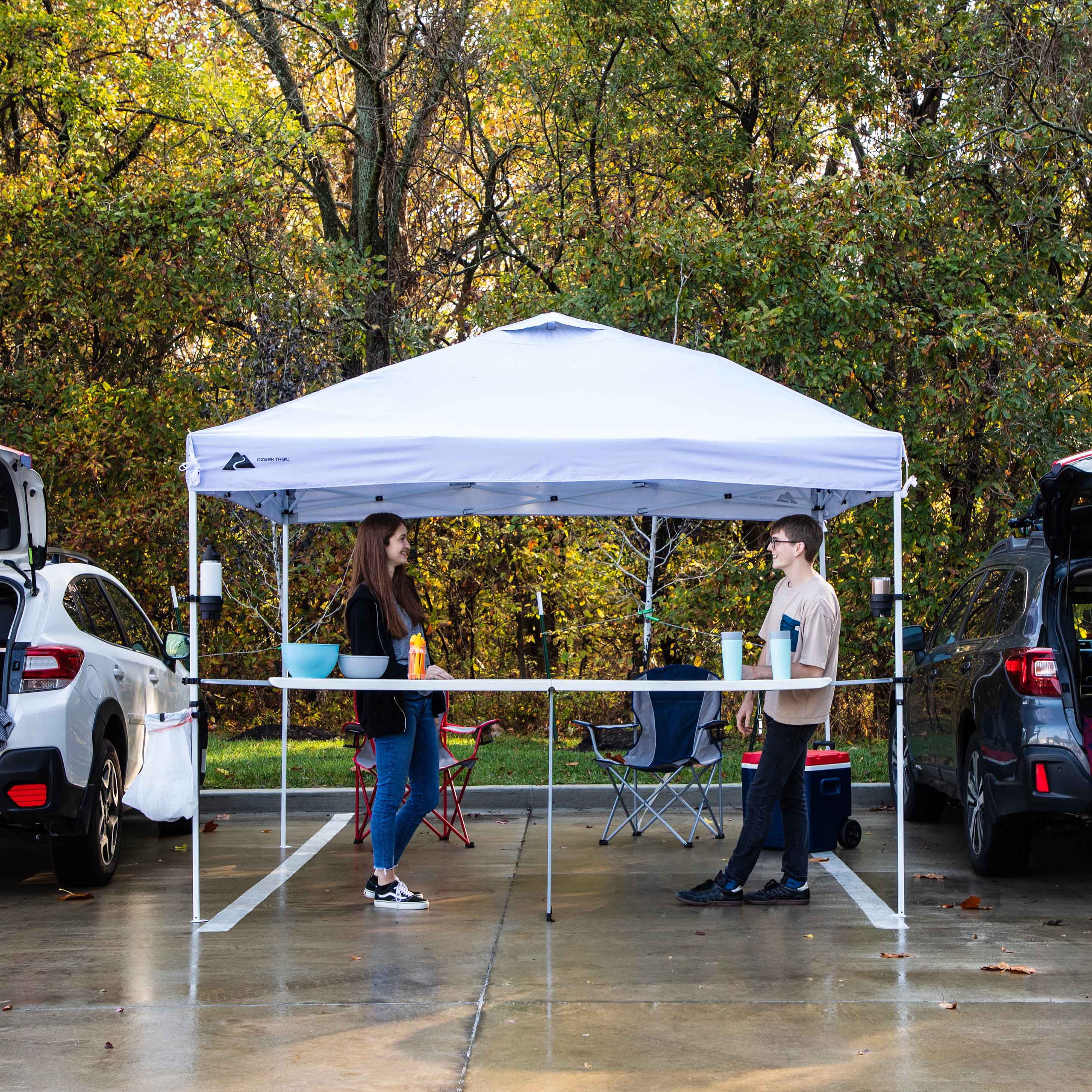 Table extensible de 8 pieds Ozark Trail, blanche, 92,5 po x 12 po x 39 po (H), table latérale pour auvent extérieure pour hayon avec décapsuleur, auvent non inclus