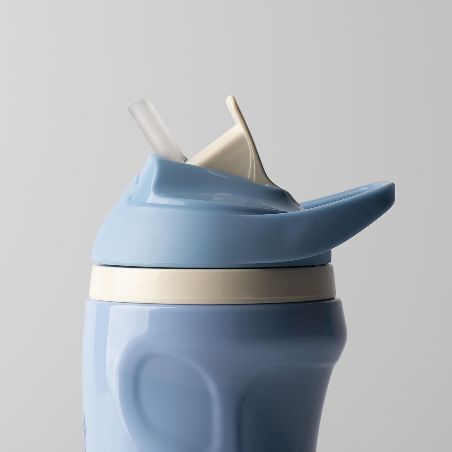 Tommee Tippee Bouteille Sport à Paille, 2x9oz, Bouteille d'Eau Antifuite pour Tout-Petit de 12 Mois+, Couvercle Rabattable Aide à Garder la Paille Propre, Bleu et Rouge