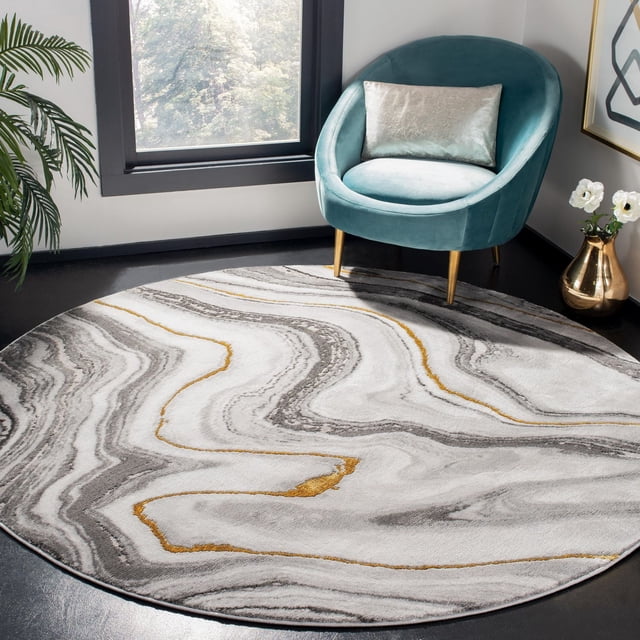 SAFAVIEH Tapis d'Aire Abstrait Angjelko de Forme Ronde Affichant des Motifs Gris, Blancs et Dorés Tourbillonnants, Fabriqué à Partir de Fils Synthétiques Doux pour la Durabilité et le Confort, Placé sur un Plancher Sombre à Côté d'Une Chaise d'Appoint en Velours Sarcelle avec des Pattes Dorées et un Coussin Argenté, Près d'Une Fenêtre et d'Un vase Doré avec des Fleurs Blanches, Idéal pour Rehausser les Intérieurs Contemporains.