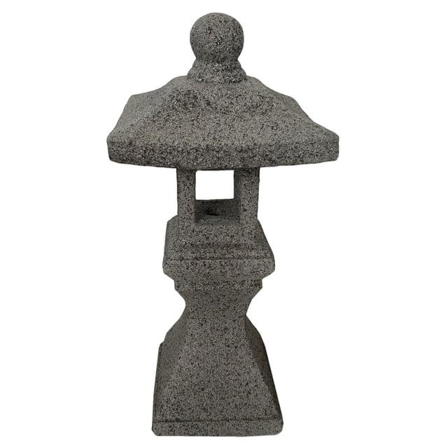 Angelo Décor Lanterne Pagode de 27 Pouces Vue Orientée vers l'Avant d'Une Lanterne de Jardin en Forme de Pagode de 27 Pouces de Hauteur Fabriquée en Béton Renforcé de Fibres de Nucléte, avec silhouette de Toit à Étages, Ouvertures à Treillis Sculpté et base Carrée sur un patio. Utilisée Souvent comme Lanterne Décorative de Jardin Ou d'Allée et Convient pour une Bougie Ou un insert DEL.