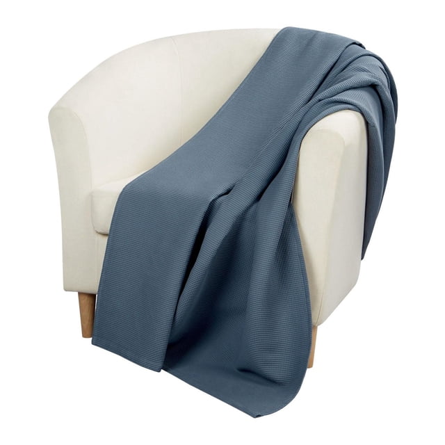 HOMETRENDS Couverture Gaufrée Bleu Atténué Drapée sur un Fauteuil Crème, avec un Tissage Gaufré Texturé 100 % Coton, Format 90 par 90 Pouces pour Lits Double/grand, Idéale pour Ajouter Chaleur et texture à la Literie et aux Jetés de Salon.