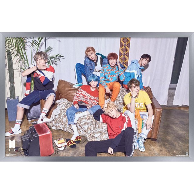 BTS - Aimez-Vous? « Elle » Affiche Murale, 22,375 Po x 34 Po Encadrée Montrant Sept Membres BTS en Tenue Décontractée Colorée de Style Mode Urbaine Posant Autour d'Un Canapé en Cuir Brun avec Jeté à Motifs, Plantes d'Intérieur et Télé Rouge vintage, Convient comme art Mural et Déco de Pièce pour Chambres, Dortoirs Ou Bureaux.