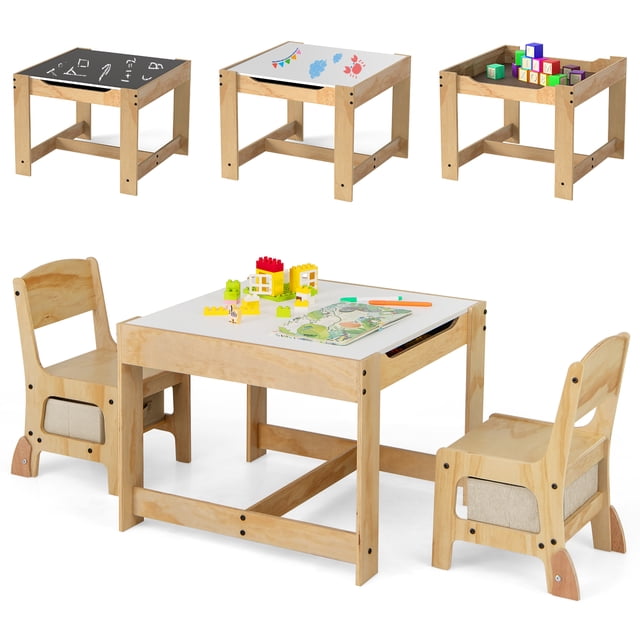 Gymax Ensemble 3-en-1 Table et Chaises pour Enfants avec Plateau Réversible en Tableau Blanc et Tableau Noir, Présenté dans une Finition Bois Naturel. l'Ensemble Comprend une Table avec Compartiments de Rangement Cachés et Deux Chaises Assorties avec Bacs de Rangement en Tissu. la Table Présente un Dessus Double Face pour Dessiner Ou Écrire et Peut Être Retournée à l'Aide de Poignées Anti-Pincement. les Chaises Ont des Bords Arrondis et des Pieds Anti-Basculement pour la Sécurité. l'Ensemble Est Exposé avec des Jouets Colorés et des Fournitures d'Art sur la Table.