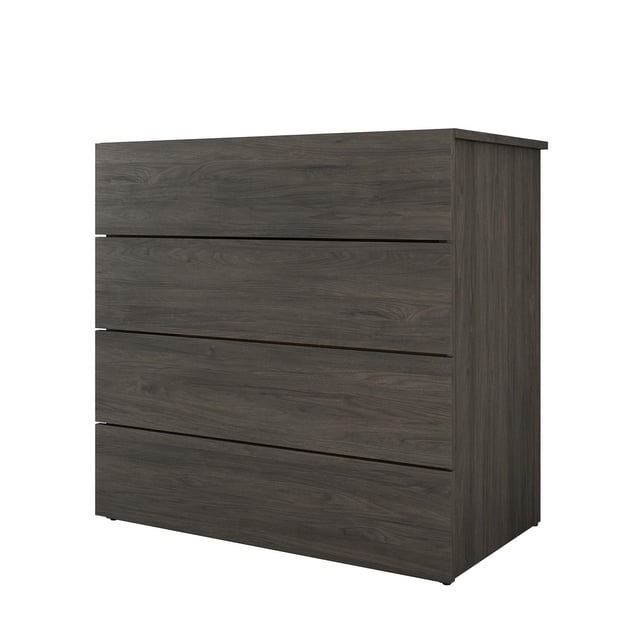 Nexera Commode à 4 Tiroirs en Fini Noyer au design Moderne, avec Quatre Tiroirs Spacieux sur des Glissières en Métal Massif pour un Rangement de Chambre Organisé, Présentée en Vue 3/4 de devant sur Fond Blanc, Convient Aussi au Rangement de Linge Ou de Fournitures de Bureau.