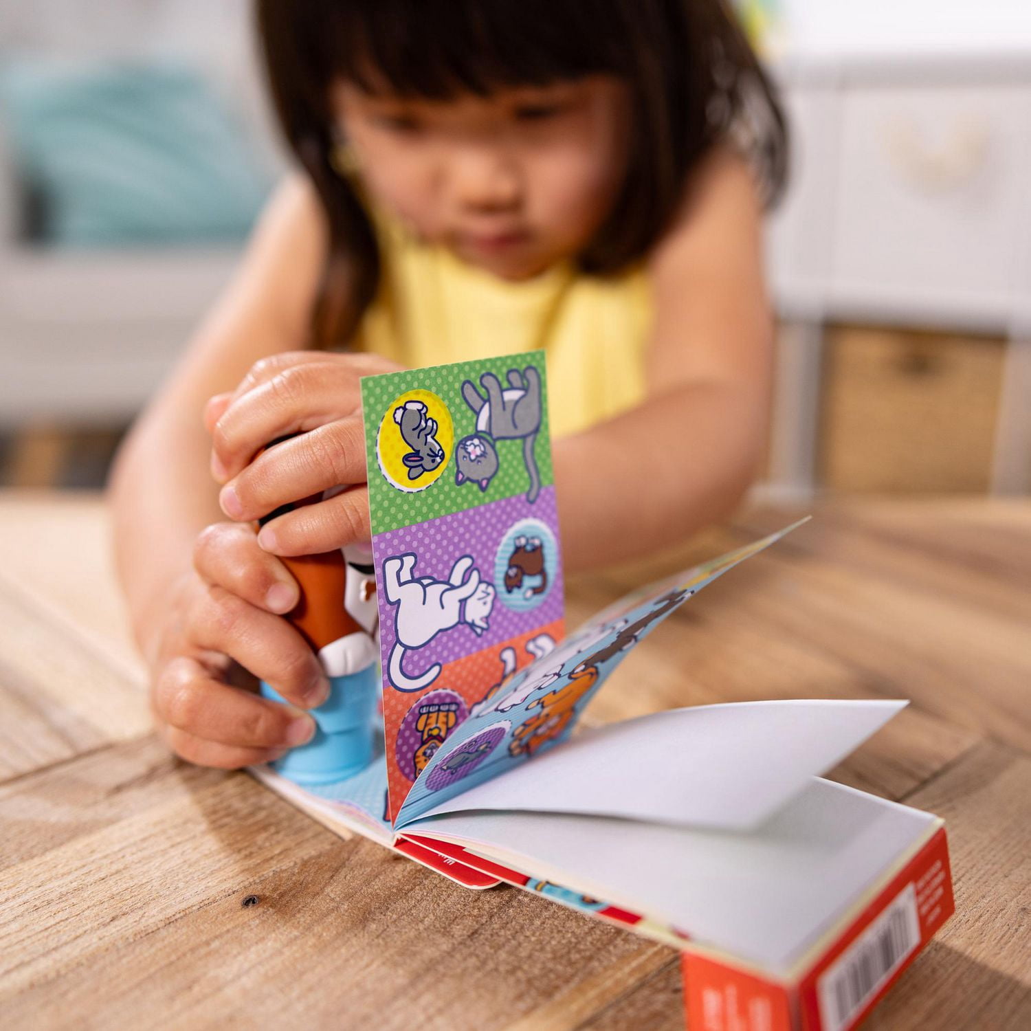 Melissa & Doug Autocollant WOW ! ™ 24 pages Pad d’activité et Autocollant Stamper, 300 autocollants, Arts et artisanat Fidget Toy personnage de collection - Chien