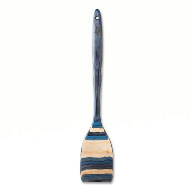 Thyme & Table Spatule en Bois Pakka Bleu, une Spatule de Cuisine Fabriquée en Bois Franc à Étages avec des Motifs Distinctifs de grain de Bois Bleu et Naturel, Dotée d'Une Lame Plate et Grand et d'Un long Manche avec un Trou de Suspension, Convient pour Retourner et Servir des Aliments.