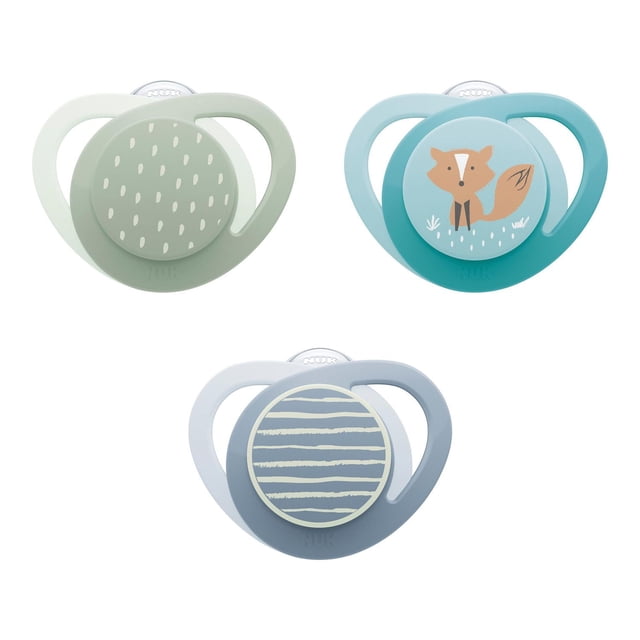 NUK Glow-in-the-Dark Orthodontic Pacifier 18-36 Mois Lot de 3 avec Boucliers en Forme de Cœur en Vert Atténué avec Pois Blancs, Sarcelle Mettant en Vedette un Renard, et Bleu Pâle avec Rayures Blanches, Conçu pour Favoriser un Développement Buccal Sain et une Respiration Facile, avec une Fonction Phosphorescente pour une Utilisation Nocturne.