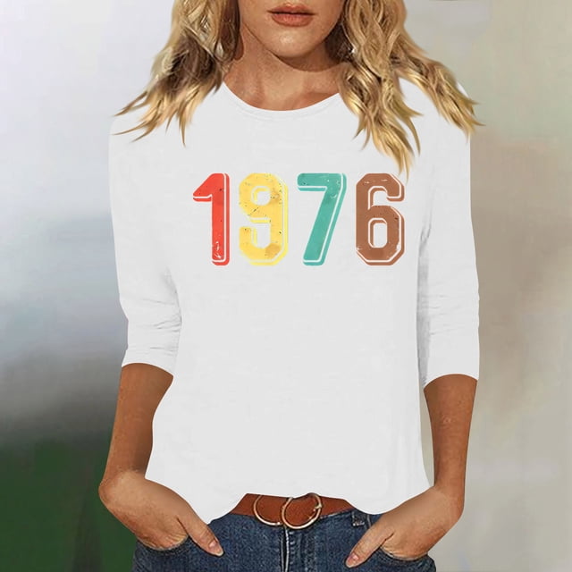 Uootdi Hauts pour Femmes Manches 3/4 Col Ras du Cou 1976 Imprimé Arc-en-Ciel Rétro Coupe Décontractée T-Shirts Nostalgiques pour Escapade d'Été Cadeau
