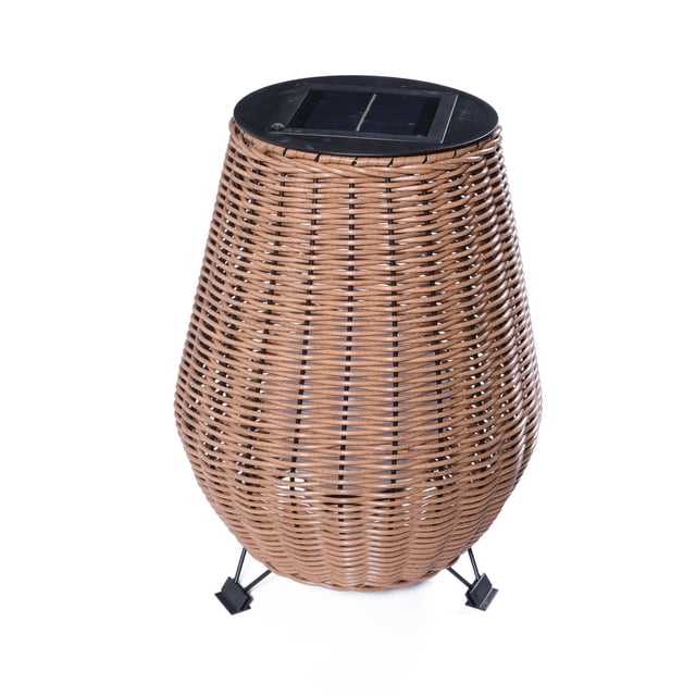 Dura Osier Synt Solar Lantern avec un Corps Rond Effilé en Osier Synthétique Brun Pâle, Dessus en Panneau Solaire Noir et Trois Pattes en Métal Noires, Conçu pour l'Éclairage Extérieur sur patios, Balcons Ou Cours, Convient Aussi à la Déco d'Ambiance Intérieure après Recharge.