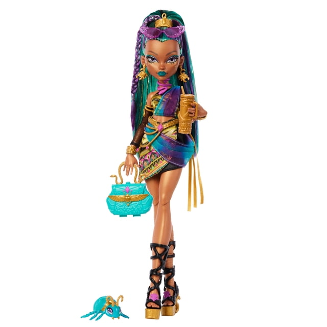 Monster High Nefera De Nile Poupée avec Scarabée Animal de Compagnie Somptueux, Portant une Robe Maman Colorée Portefeuille avec Manches Transparentes, Bijoux Dorés, Lunettes de Soleil Violettes et Talons cobra. Elle Tient une Tasse Dorée et un Sac à Main Hiéroglyphique turquoise, Debout dans des Sandales à Talons Hauts à Brides Noires.