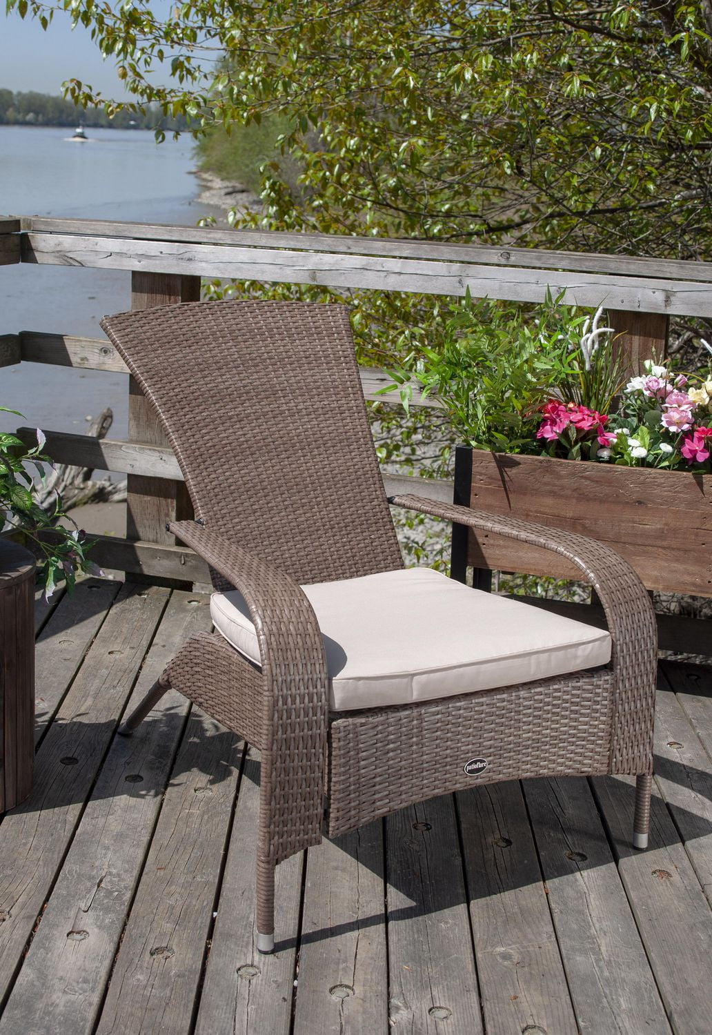 Confortable fauteuil haut Muskoka de Patioflare en osier - osier brun caramel et coussins beiges