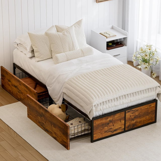 GAZHOME Cadre de Lit simple TG avec 2 Tiroirs de Rangement, Conçu pour les Besoins de Mobilier de Chambre. Ce Cadre de Lit Plateforme en Métal Comprend un Pied de Lit, 9 Lattes Métalliques Robustes, et Deux Tiroirs Spacieux avec des Panneaux Aspect Bois Montés sur Roulettes pour un Rangement Pratique des Vêtements, Draps Ou Autres Articles. le Cadre Est durable, Résistant à la Rouille et Ne Nécessite Pas de Sommier. Exposé dans une Chambre Lumineuse avec une Literie Blanche et des Coussins Décoratifs, Mettant en Valeur Son design Gain de Place et Son style simple.