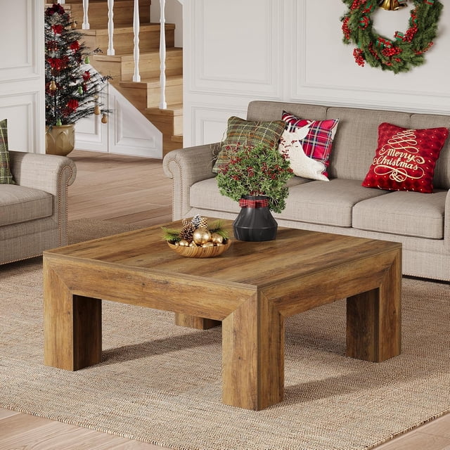 Table Centrale d'Accent Tout en Bois Style Ferme, Table Basse Carrée de 39,4 Po pour Salon. Cette Table Basse Rustique Présente une Finition à grain de Bois Brun Chaud et une construction Tout en Bois Robuste avec une surface Lisse, Imperméable et Résistante aux Égratignures. Mesurant 39,4 Po de Large, 39,4 Po de Profondeur et 19,7 Po de Haut, Elle Offre un Vaste Espace pour des Livres, une Déco Ou des Collations. La Table s'Insère dans un Décor de Salon Chaleureux avec une Déco festive des Fêtes, Incluant un Sapin de Noël et une Couronne