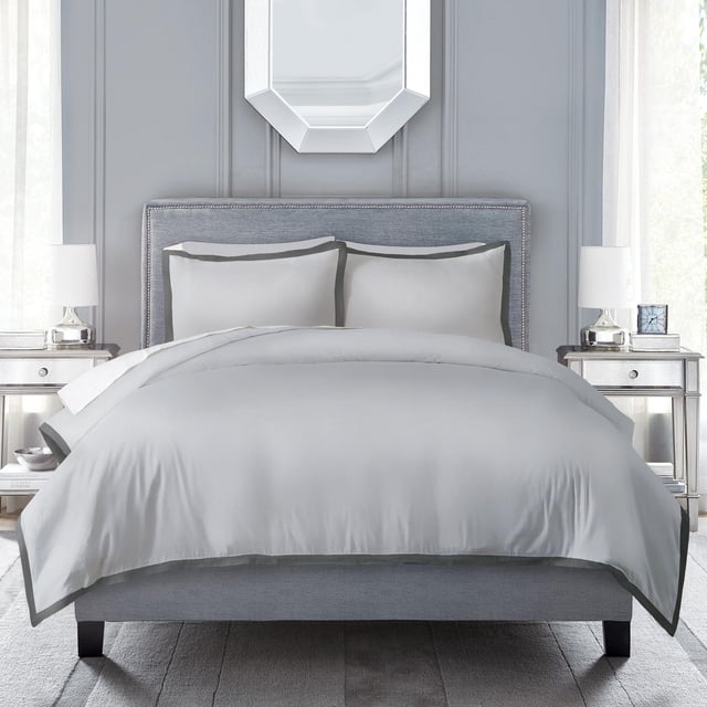 Style Hôtel Ensemble de Housse de Couette Bordure Italienne pour Lit Grand avec Tête de Lit Rembourrée Grise, avec une Housse de Couette en Coton Blanc 300 Fils et Deux Taies avec Bordure Italienne Grise. l'Ensemble Offre Douceur et Confort Quotidien, Idéal pour un Cadre de Chambre Relaxant avec des Tables de Nuit Miroir et des Lampes. Il Convient Aussi pour Rehausser la Déco de Chambre d'Amis avec un Style Inspiré de l'Hôtel.