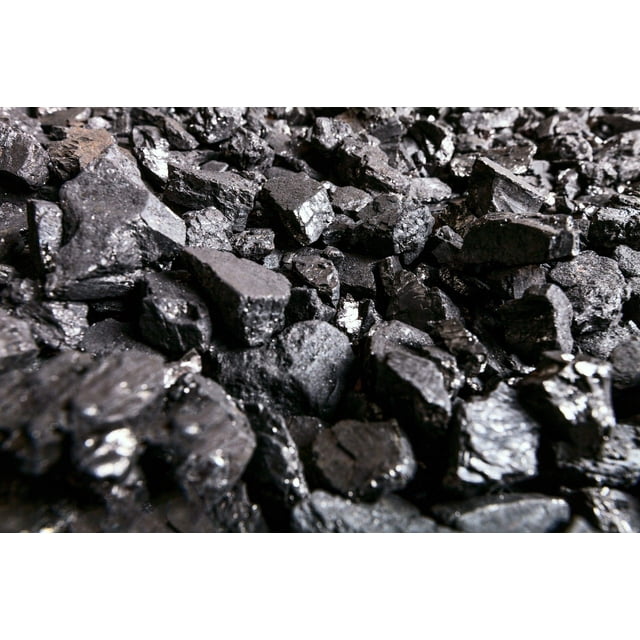 Charbon de Forge et de Poêle 15 Lb par Coalforsaleonline. une Vue Gros Plan de Morceaux de Charbon de Poêle Bitumineux avec une texture Noire Brillante. Ce Sac de Charbon de 15 Livres Convient à l'Utilisation dans les Maquettes de Chemin de Fer, les Poêles, les forges, les Fonderies et l'Aménagement Paysager.