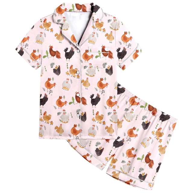MIASHUI Ensemble de Pyjama 2 Pcs pour Filles en Rose Pâle avec Motif de Poulet animal, Conçu pour les Enfants de 8-9 Ans. l'Ensemble Comprend un Haut à Manches Courtes Boutonné avec Col à Revers et des shorts Assortis avec Taille Élastique. Fabriqué en polyester Doux, le Vêtement de Nuit Est Léger et Confortable, Convient pour une Utilisation Toute l'Année. l'Imprimé de Poulet Ludique Ajoute une Touche Amusante, le Rendant Idéal pour Se Détendre, les Soirées Pyjama Ou les occasions Festives.